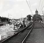 169113 Gezicht op de spoorlijn door Delft, met links het in aanbouw zijnde nieuwe hoogspoor en rechts het oude, lage tracé.